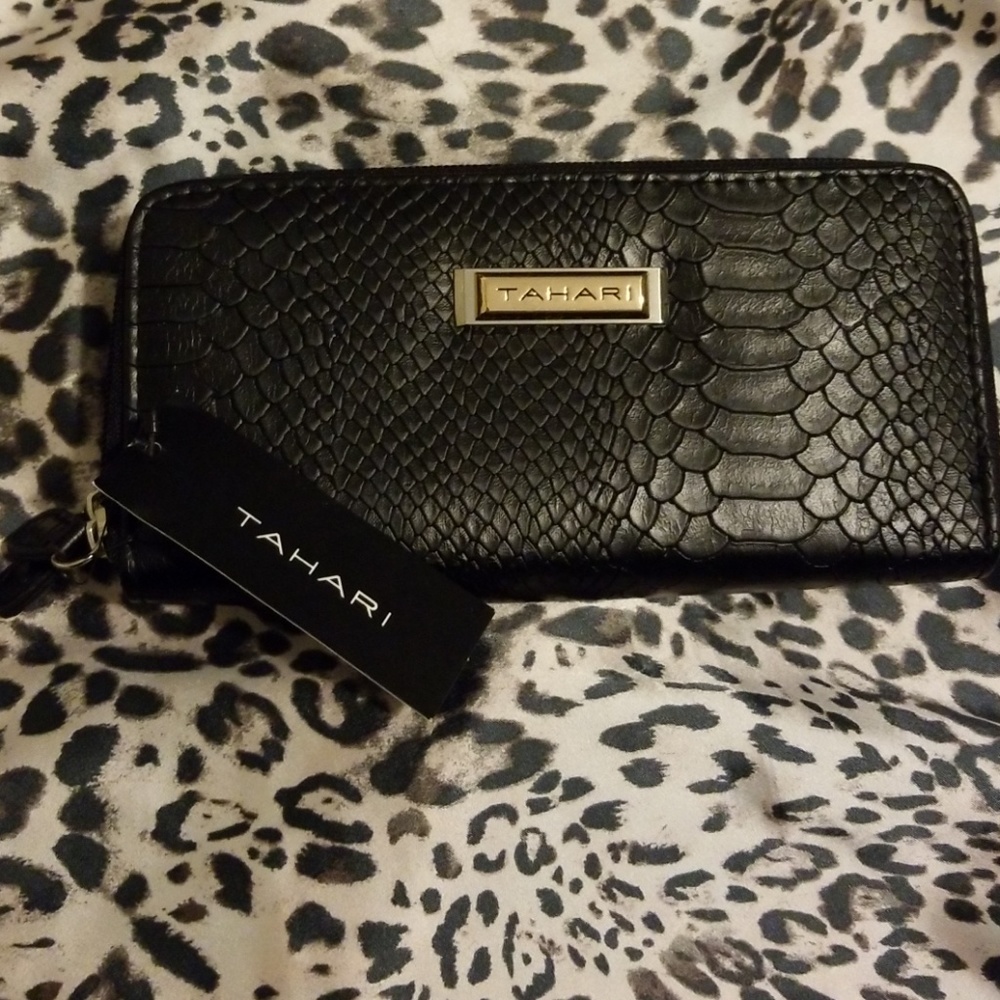 Tahari Wallet